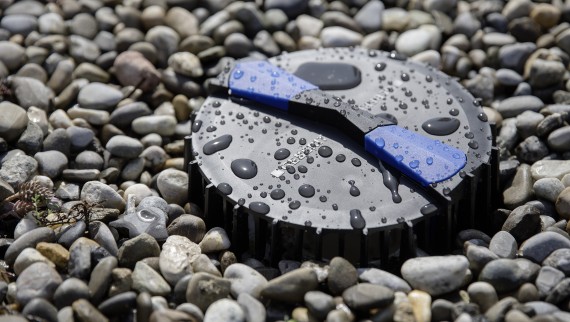 Geberit Pluvia roof drainage system on a roof surrounded by stones (© Geberit) Geberit Pluvia roof drainage system on a roof surrounded by stones (© Geberit)