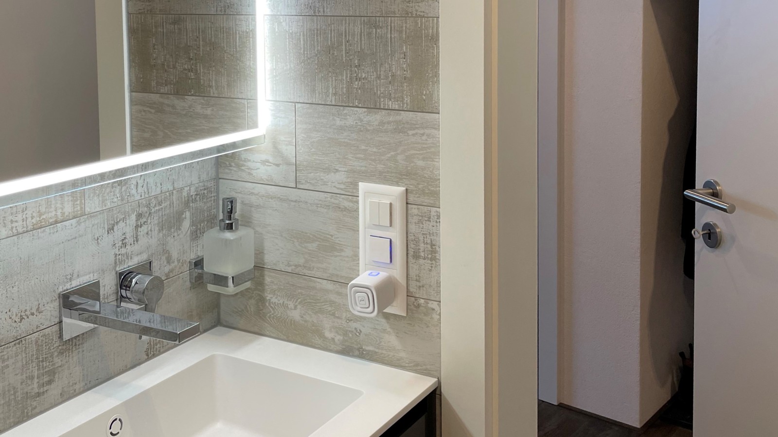 A door that opens outwards saves space in the bathroom