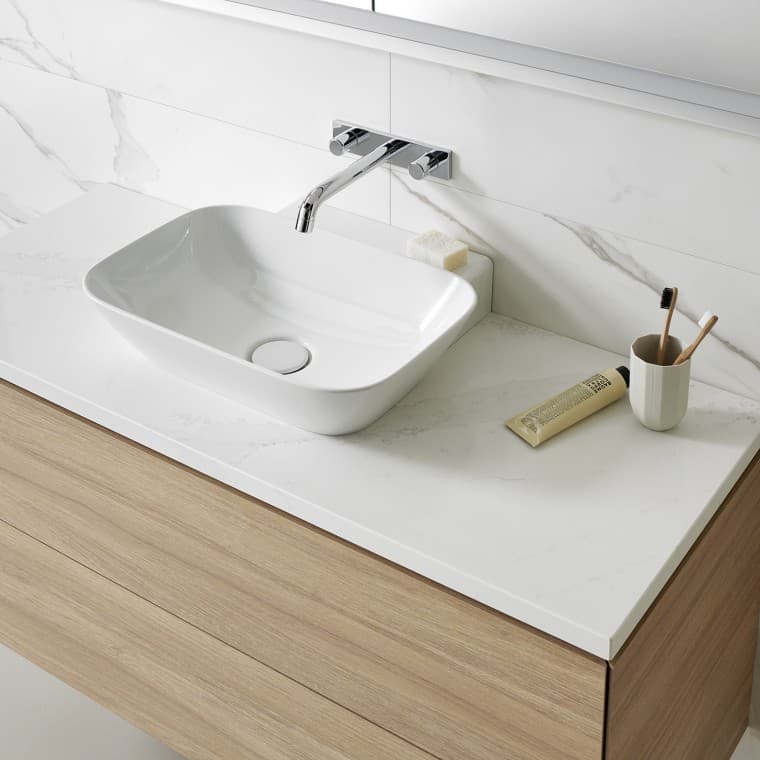 Washplace with white ceramic appliances and bathroom furniture made of wood (© Geberit) Washplace with white ceramic appliances and bathroom furniture made of wood (© Geberit)